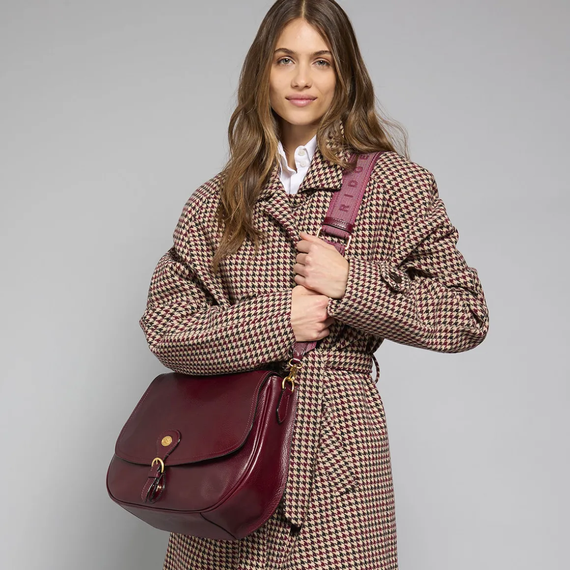 Borsa a spalla in pelle grande con patta frontale