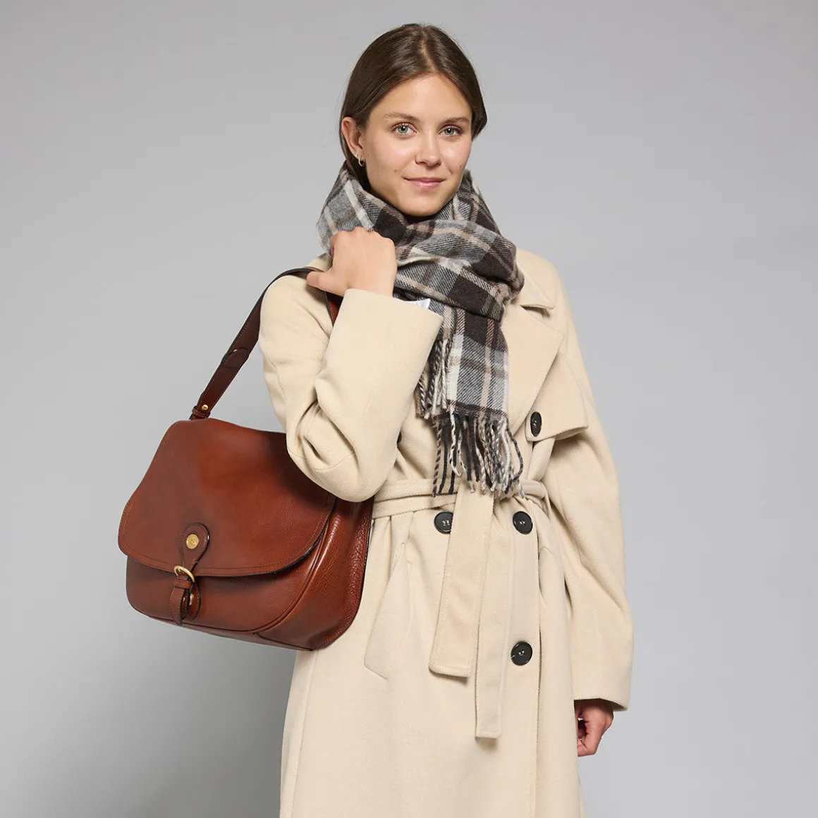 Borsa a spalla in pelle grande con patta frontale