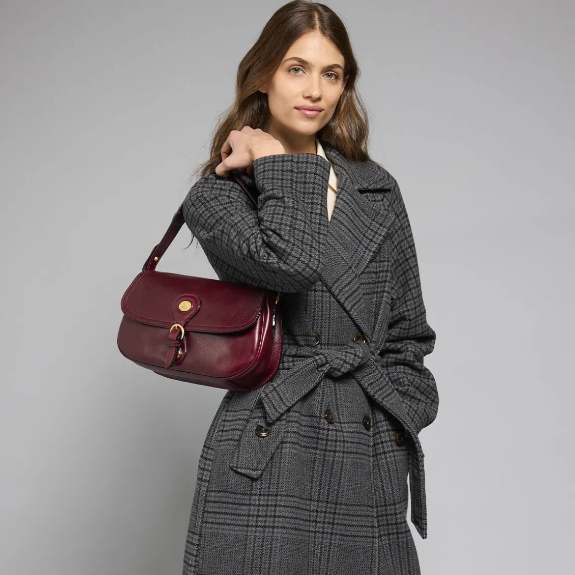 Borsa a spalla in pelle grande con patta frontale