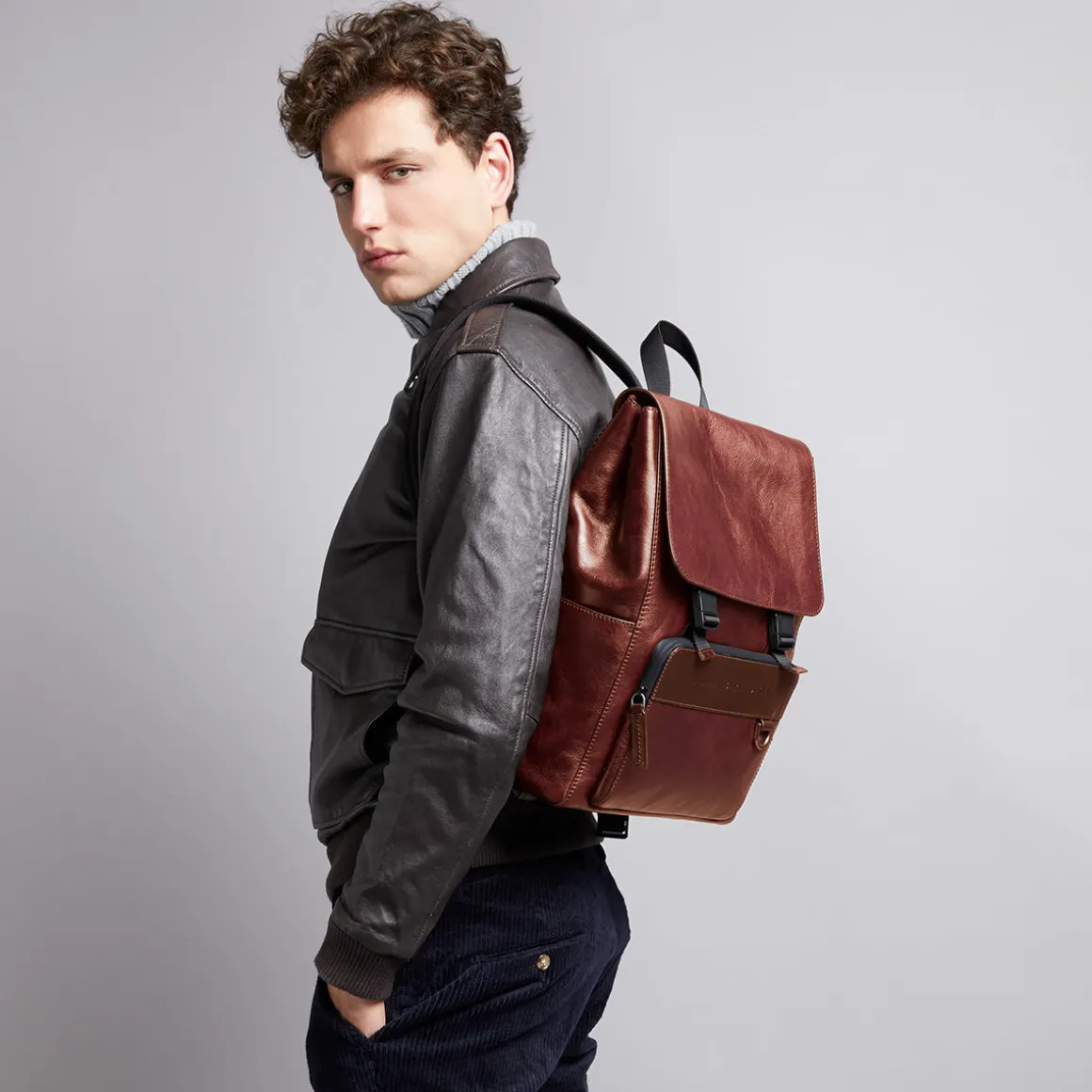 Zaino in pelle uomo con patta frontale