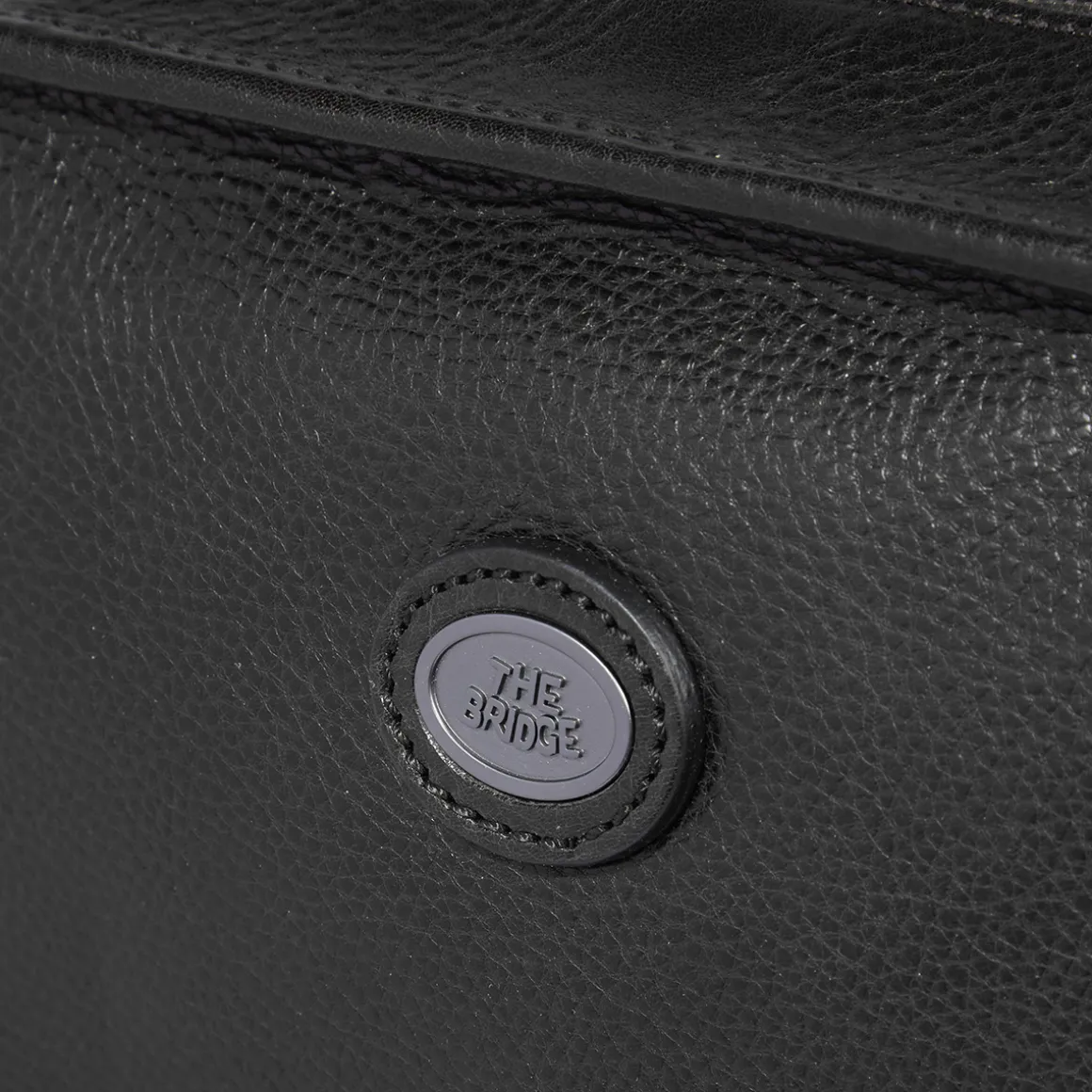 Zaino in pelle uomo una zip e tasche frontali
